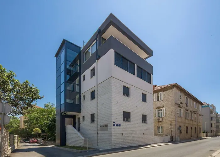 Muller Apartment Split